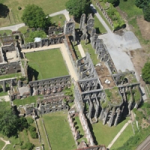 Vlieg mee met een DPM boven de Ruines van Villers-la-Ville (ongeveer 20 minuten)